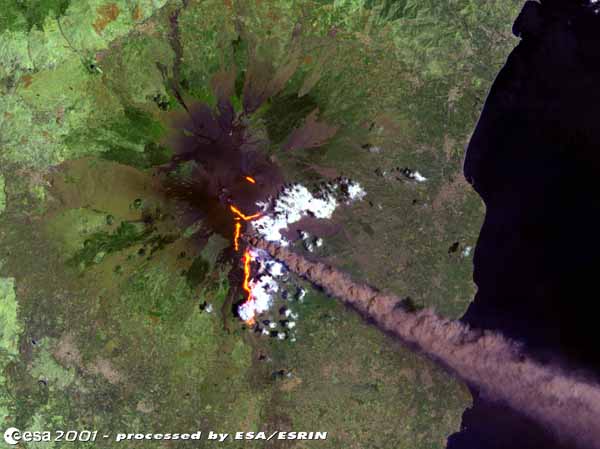 Столб пепла над вулканом Этна.