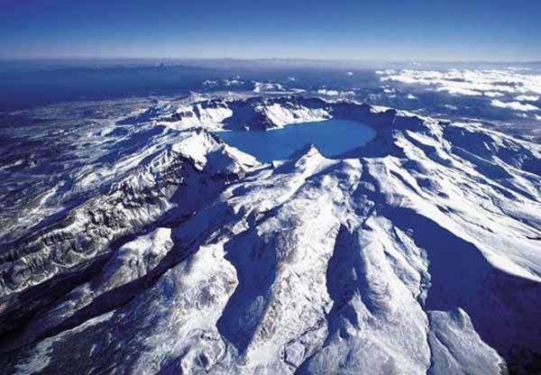 Действующий вулкан Чанбайшань. Вулканический кратер возрастом 2 млн. лет, заполненный озером на вершине горы Changbai. Поднебесное озеро является крупнейшим вулканическим кратерным озером в Китае.