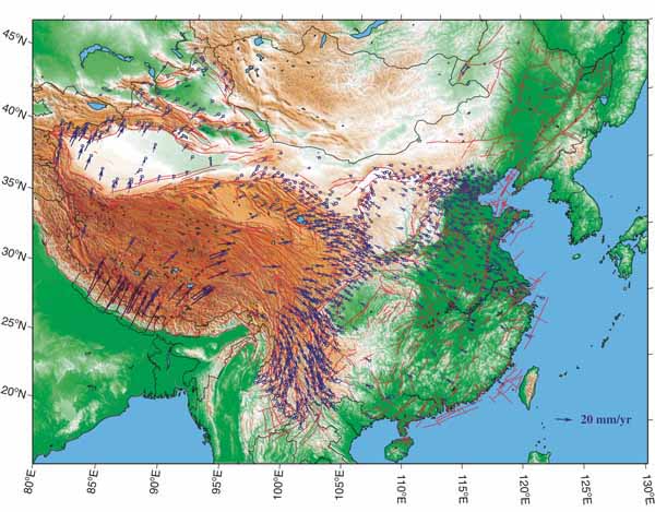 Поле горизонтальных скоростей тектонических блоков континентального Китая относительно стабильной Евроазиатской плиты, зарегистрированное системой глобального позиционирования (GPS). Синими и черными стрелками обозначены данные, полученные сетью наблюдений за движением Китая (CMONOC) и другими сетями, соответственно.